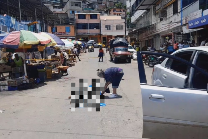 Mientras la Policía realizaba el levantamiento del cuerpo, a dos cuadras se registró una balacera entre uniformados y supuestos antisociales.