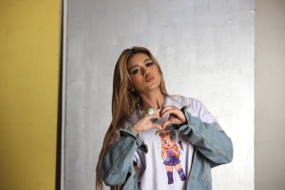 Andreína cuenta con su propia línea de camisetas con frases de sus  canciones.