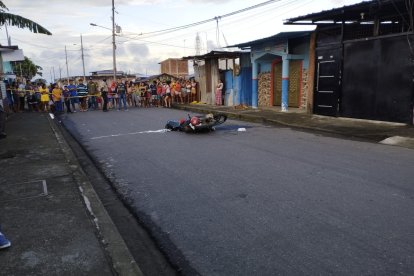En la calzada quedó el cuerpo sin vida de Carlos. Proyectiles traspasaron su casco.