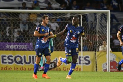 Delfín y Emelec disputan un buen encuentro en el estadio Reales Tamarindos de Portoviejo. El marcador se encuentra 1-1.