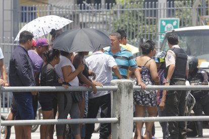 En el sitio se concentraron moradores para intentar ver más de cerca el cuerpo del ciudadano