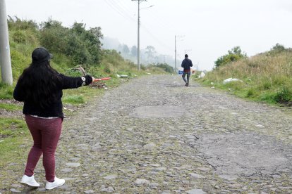 La calle se suele llenar de neblina por las mañanas. Esto les convierte a los vecinos  en presas fáciles de la delincuencia.