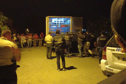 Los cuerpos sin vida quedaron a un costado de un camino de segundo orden de Estancia Vieja, bajo la sombra del árbol y la ‘huesuda’.