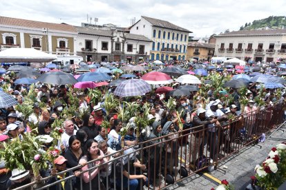La Plaza San Francisco se llenó de feligreses durante la misa campal.
