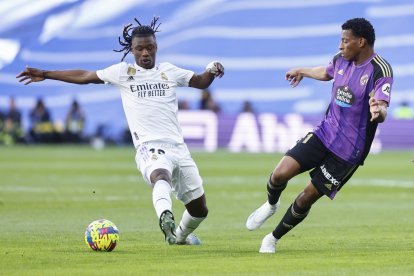 El defensa del Real Madrid, Camavinga disputa el balón ante el delantero ecuatoriano Gonzalo Plata (d) del Real Valladolid.