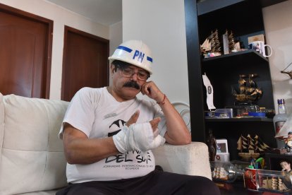 Mosquito Mosquera se mira la mano y lamenta la mala fortuna que hizo que perdiera su meñique derecho.