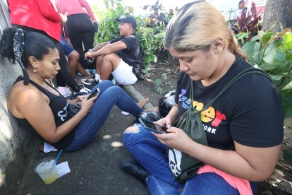 Familiares de la adulta mayor acudieron a la morgue para retirar su cadáver.