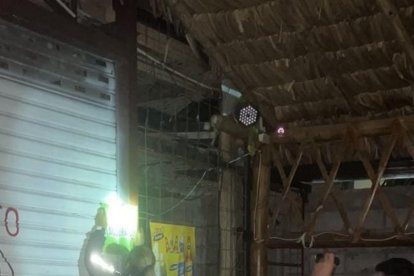 La comisaria de policía Wendy Fariño Gurumendi, en Daule, clausuró la cabaña donde se produjo la muerte violenta.