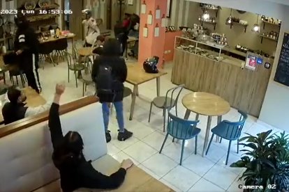 En La Floresta, centro norte de Quito, una cafetería fue asaltada la tarde del lunes 3 de abril de 2023.