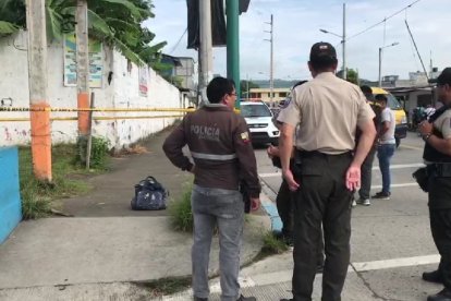 Momentos en que agentes investigadores buscaban indicios alrededor de la pañalera con el macabro contenido.