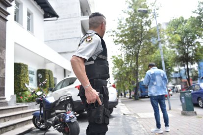 Los guardias de seguridad afirman que no hay condiciones legales en el país que los ayuden ante la utilización del arma de dotación.