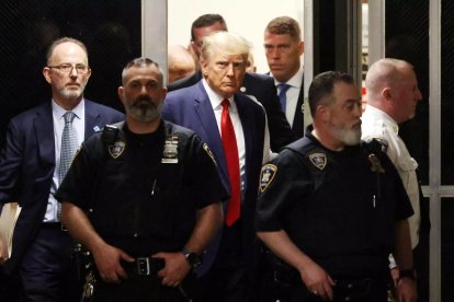 Trump llegó a la sala del juzgado precedido de su equipo de abogados y seguido por dos agentes de policía.