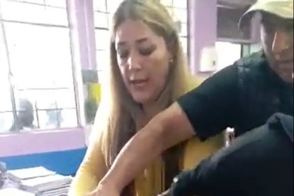 La mujer amenazó a la maestra en un aula de clase.