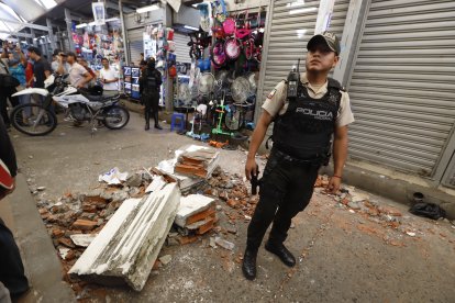 En la Bahía, la caída de parte de una pared sorprendió a los ciudadanos, aunque nadie resultó herido.