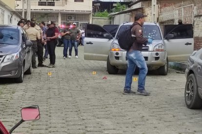 Diversos plomazos entraron por el parabrisas del carro en que se movilizaban las víctimas.