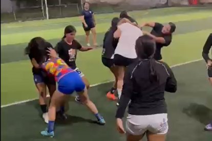 Manos a las greñas y de ahí no se sueltan. Así fue la pelea entre las chicas peloteras en Portoviejo, Manabí.