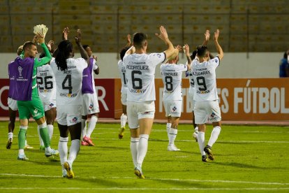 Los jugadores de Liga de Quito agradecieron a los hinchas que les acompañaron para el juego copero en Perú.