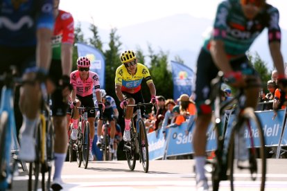 Richard Carapaz (c) llegó frustrado por el incidente en los metros finales.