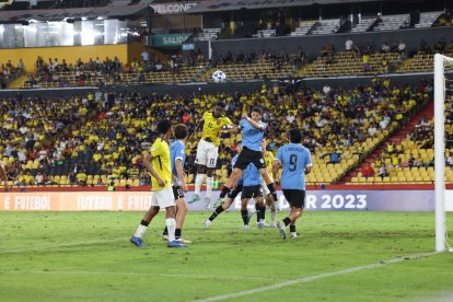 Ecuador cayó por 2-0 ante Uruguay y, aunque depende de sí misma, tiene que rivalizar con Chile en la última fecha para llegar al hexagonal final.