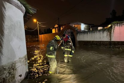 Personal especializado trabajó para la evacuación de las personas afectadas por la inundación en el cantón Rumiñahui, en Pichincha.