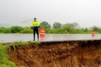 En el tramo dañado se vigila el paso vehicular.