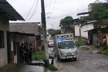 El occiso fue levantado por personal de la Policía y embarcado en el carro de Medicina Legal.