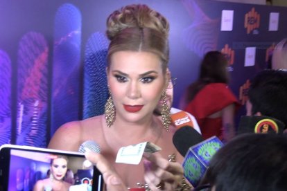 Carolina le mostró dinero al reportero alegando que él cobraba por hacer reportajes.