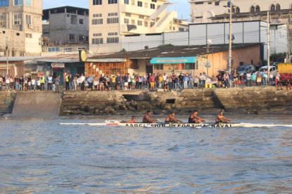 Los integrantes de ADN en una de las llegadas de ediciones pasadas tras remar las 49 millas náuticas.
