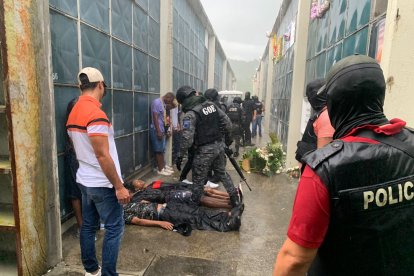 Policías entraron al camposanto ubicado en la vía Perimetral y sometieron a los seis hombres y a la mujer que ‘tapiñaba’ las armas.