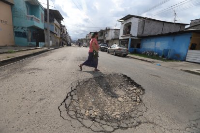 Los baches a lo largo de la calle Pedro Vicente Maldonado, en el suroeste, son más grandes que los mismos vehículos.