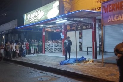 La víctima estaba platicando con un amigo cuando llegaron a dispararles.