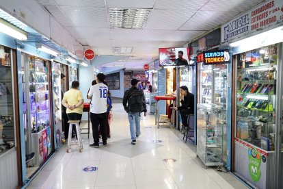En las vitrinas del centro comercial Montúfar hay artículos nuevos y usados. Son más baratos que en otros establecimientos.