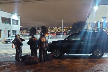 Los policías estuvieron hasta la madrugada del viernes  6 de abril desactivando los explosivos.