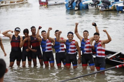 Los remeros del Club Ab. Manuel Calle-Astillero celebran el triunfo.