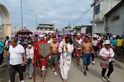 En Nobol, el acto recorre más de 15 calles