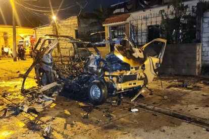 Producto de la explosión, la carrocería de la camioneta quedó destruida.