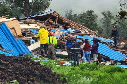 El lodo y tierra provocaron daños en tres moradas y dejaron a otras en riesgo.