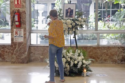 El retrato de la directiva asesinada permanece en el ‘hall’ del hospital, tras la misa.