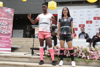 El uniforme titular (i) y alterno (d) que utilizará Ñañas en la Supelriga femenina.