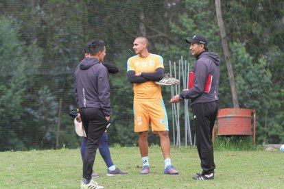 Patricio Hurtado (d), timonel del Cumbayá, prepara la estrategia para dar el golpe en la visita a Barcelona.