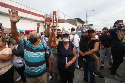 Betty Campuzano pidió por la recuperación de su hermana, víctima de una bala perdida.