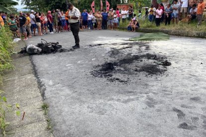 Los agentes investigan quién es la tercera persona que iba en la moto.