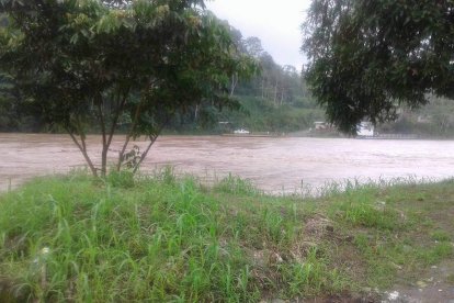 Los cuerpos de las jóvenes fueron recuperados del lodo en una finca, cerca al río.