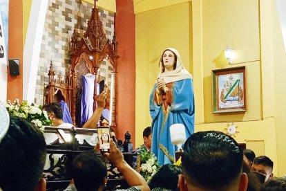 Decenas de ciudadanos captaron en momento en que vieron que la imagen derramaba lágrimas.