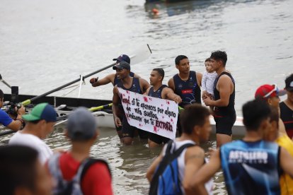 El remero Alexander Arreaga elaboró un cartel con un mensaje para su mamita.