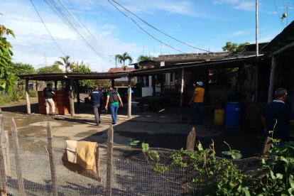 Los agentes buscaron indicios entre las dos mesas de billar que estaban a unos cinco metros de la puerta del domicilio.