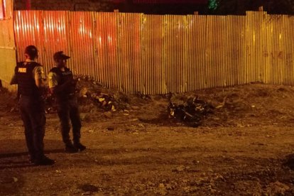 La moto en la que se movilizaba la víctima quedó virada.