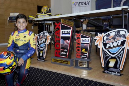 El piloto Julián Rivera con varios de los trofeos que consiguió durante su positiva participación en Estados Unidos.