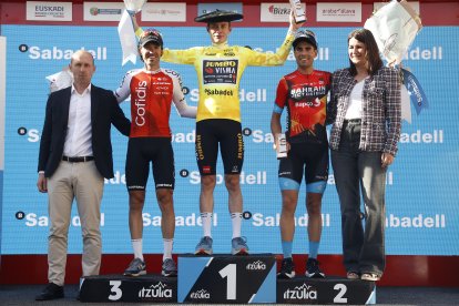 Jonas Vingegaard (c) en el podio con sus escoltas Mikel Landa (d) e Ion Izagirre (i).