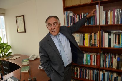 Paco Moncayo muestra sus libros de política y seguridad.